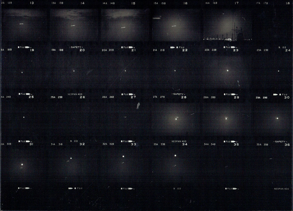空中に静止するUFOの連続写真